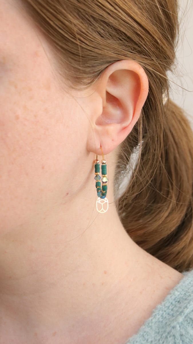 Schéma DIY petites Créoles perles Heishi émeraude et breloque scarabée