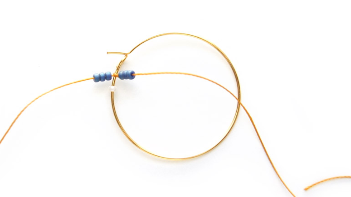 Créoles mini fleurs en perles de rocailles Miyuki : Etape 1 Créoles mini fleurs en perles de rocailles Miyuki : Etape 1