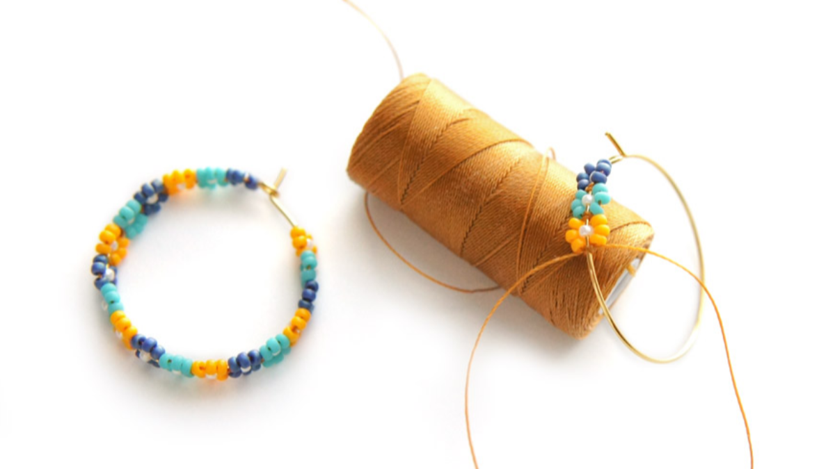 Créoles mini fleurs en perles de rocailles Miyuki : Etape 4 Créoles mini fleurs en perles de rocailles Miyuki : Etape 4