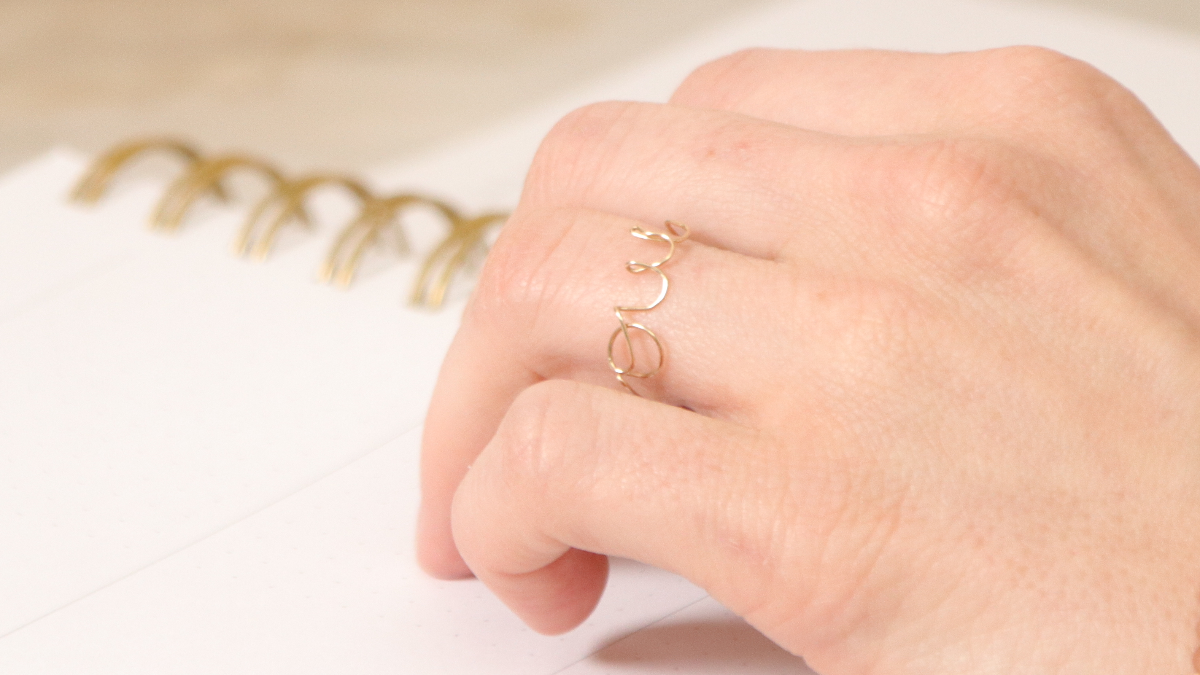 Bague mot Oui en fil formé