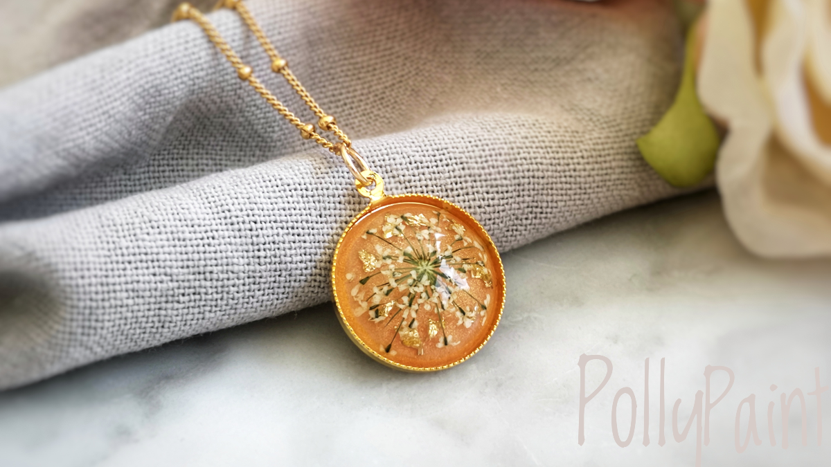 DIY pendentif cabochon fleurs séchées et feuilles d'or en résine époxy