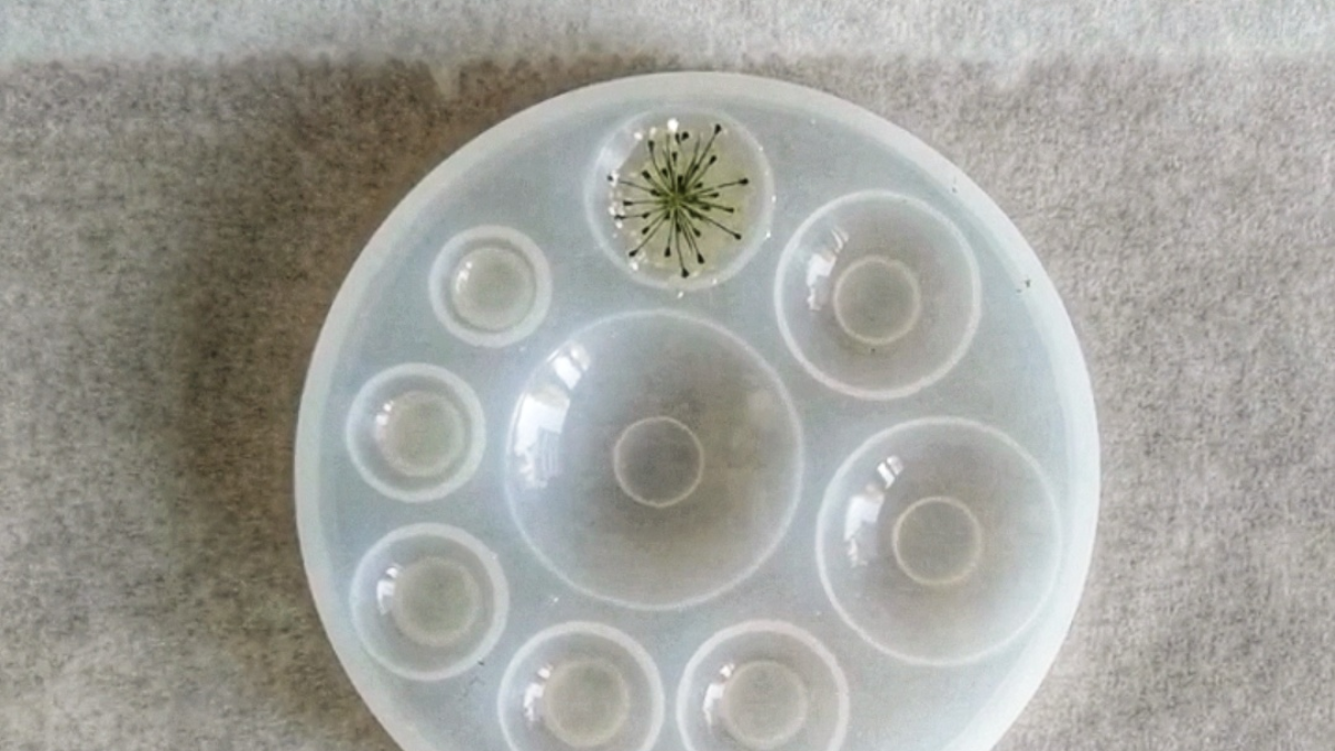 DIY pendentif cabochon fleurs séchées et feuilles d'or en résine époxy : Etape 1