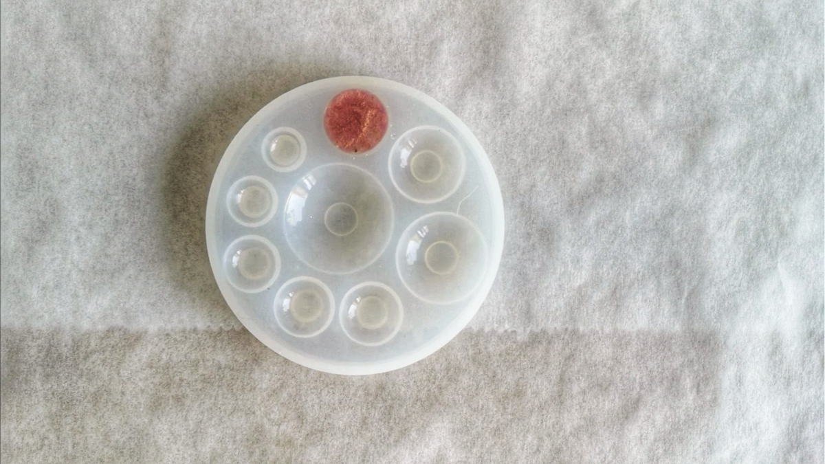 DIY pendentif cabochon fleurs séchées et feuilles d'or en résine époxy : Etape 3