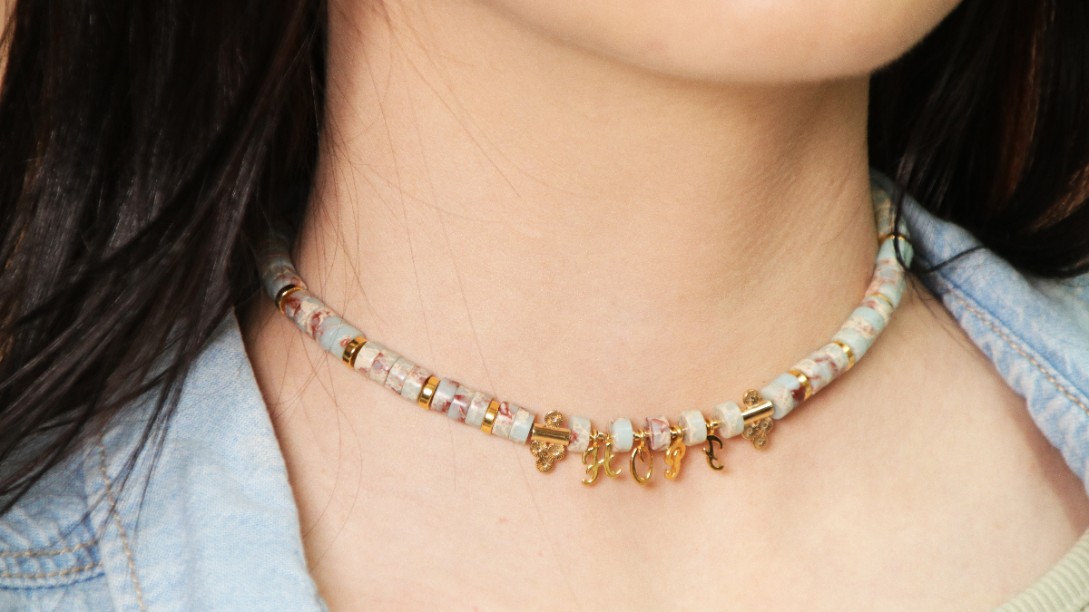 Schéma DIY ras de cou à message en perles heishi régalite teintée Schéma DIY ras de cou à message en perles heishi régalite teintée