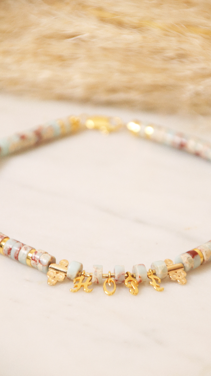 Schéma DIY ras de cou à message en perles heishi régalite teintée Schéma DIY ras de cou à message en perles heishi régalite teintée