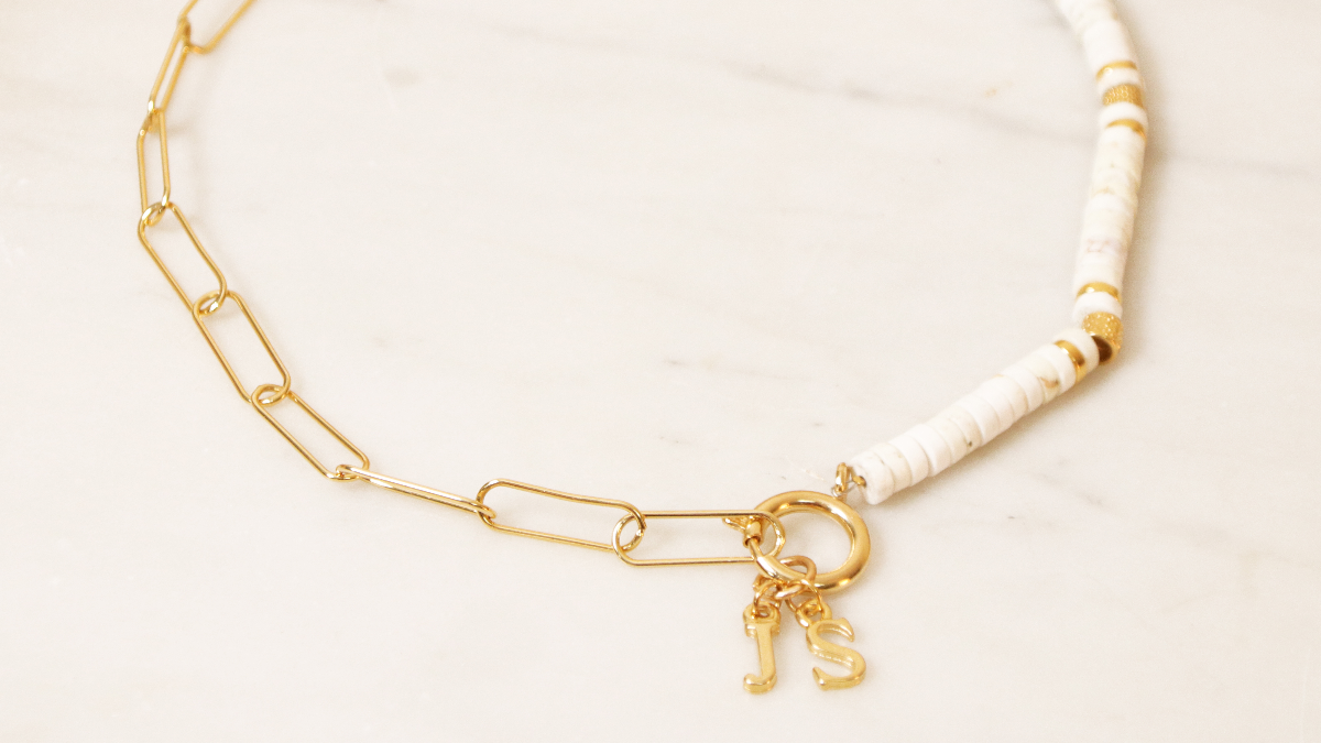 Schéma Collier grosse maille rectangle avec perles heishi et breloque alphabet