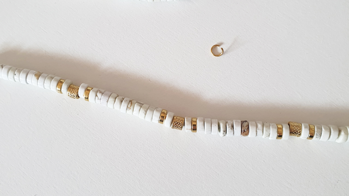 Collier grosse maille rectangle avec perles heishi et breloque alphabet : Etape 1