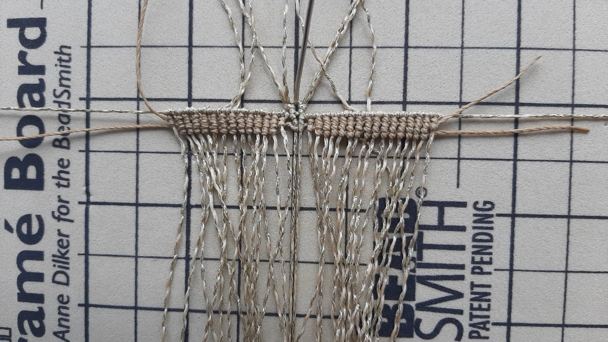 DIY Papillon en macramé avec insertion de perles Miyuki Délicas 11/0 : Etape 3