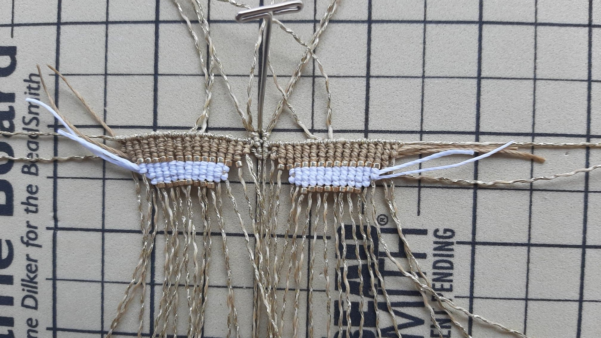 DIY Papillon en macramé avec insertion de perles Miyuki Délicas 11/0 : Etape 6