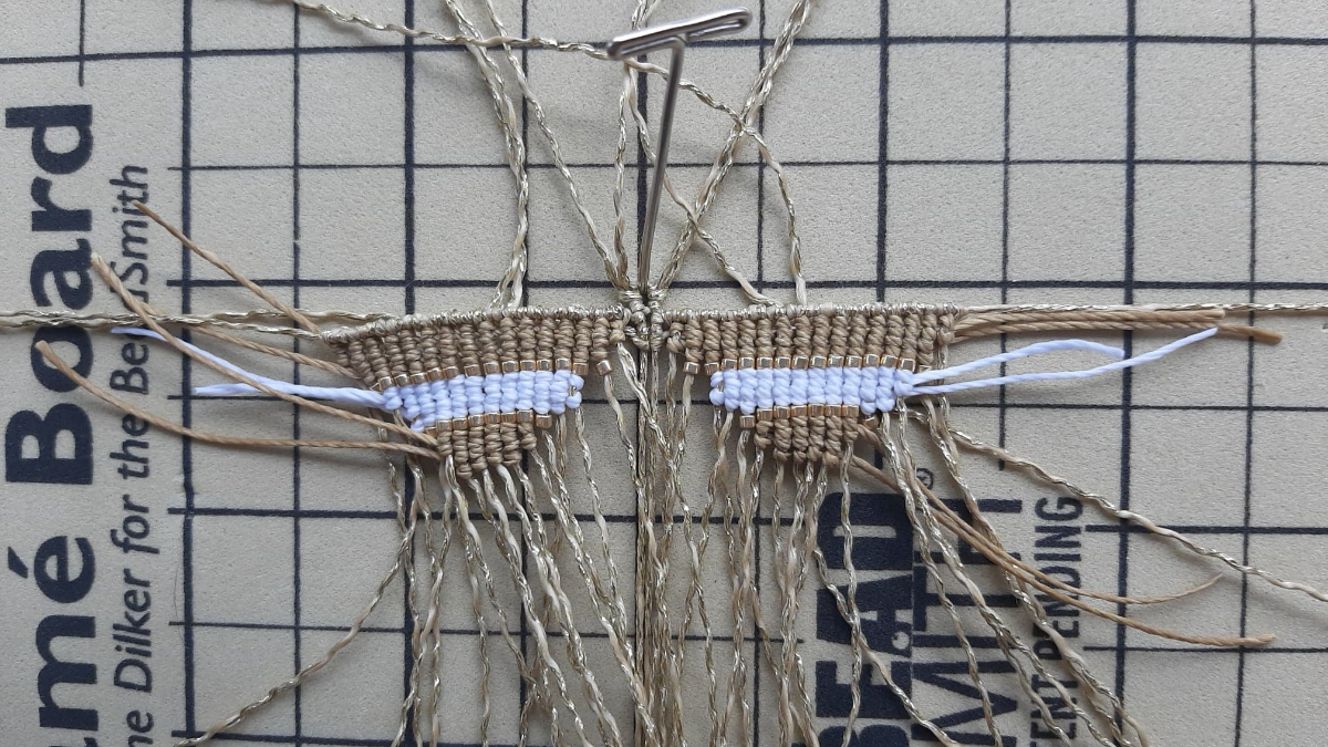 DIY Papillon en macramé avec insertion de perles Miyuki Délicas 11/0 : Etape 7