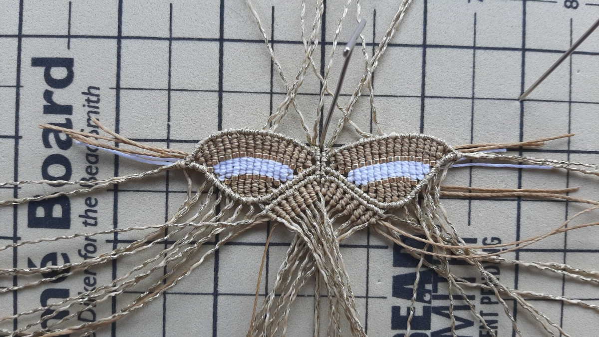 DIY Papillon en macramé avec insertion de perles Miyuki Délicas 11/0 : Etape 10