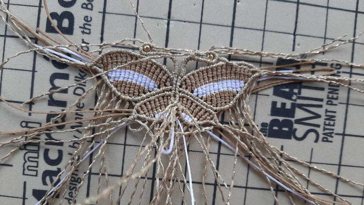 DIY Papillon en macramé avec insertion de perles Miyuki Délicas 11/0 : Etape 14