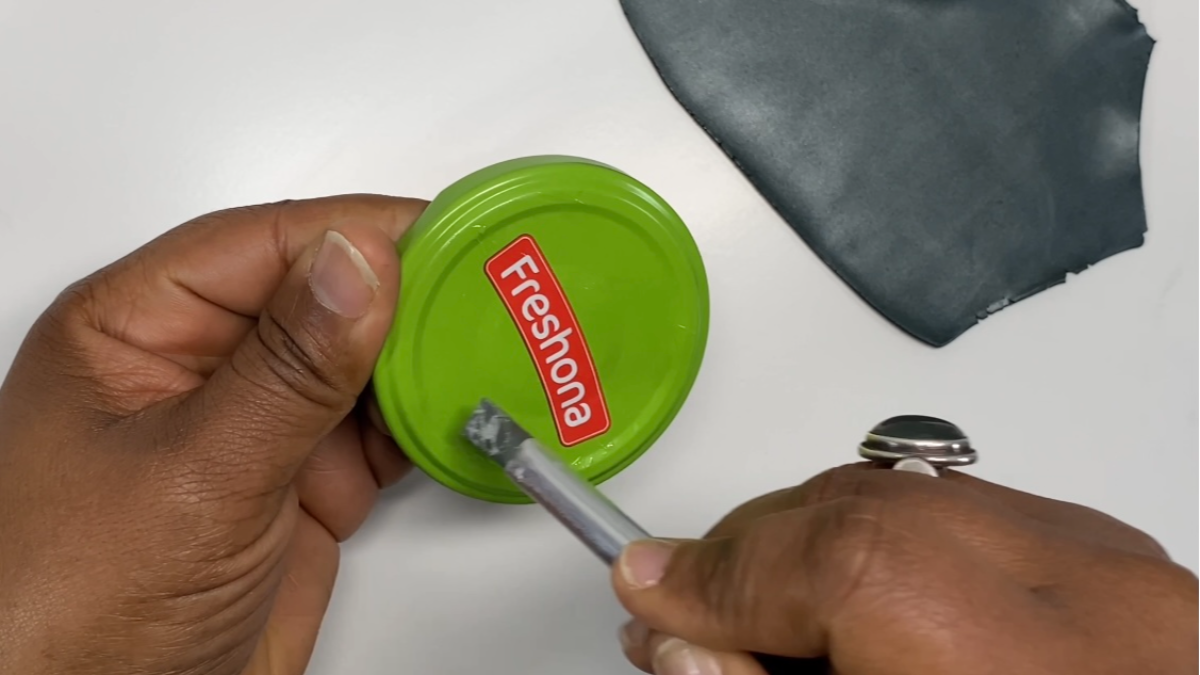 3 idées DIY pour recycler vos bocaux avec de la pâte polymère : Etape 39