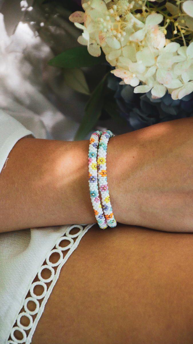 Schéma Bracelet jonc fleurs marguerites en tissage peyote pair de rocailles Miyuki Schéma Bracelet jonc fleurs marguerites en tissage peyote pair de rocailles Miyuki