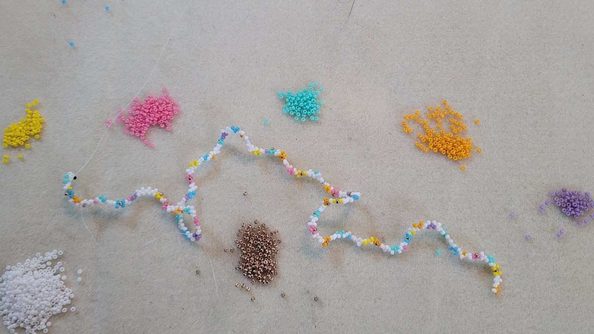 Bracelet jonc fleurs marguerites en tissage peyote pair de rocailles Miyuki : Etape 1 Bracelet jonc fleurs marguerites en tissage peyote pair de rocailles Miyuki : Etape 1