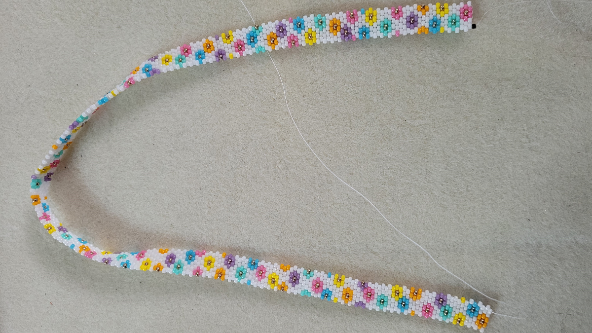 Bracelet jonc fleurs marguerites en tissage peyote pair de rocailles Miyuki : Etape 2 Bracelet jonc fleurs marguerites en tissage peyote pair de rocailles Miyuki : Etape 2