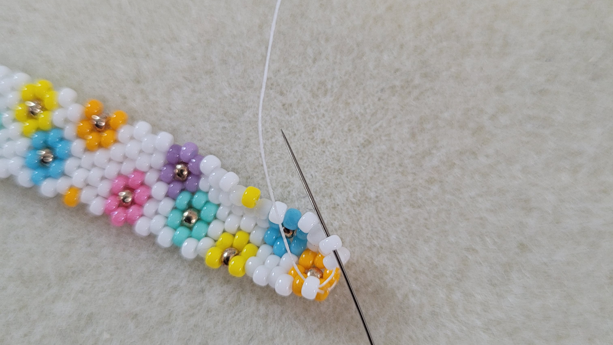 Bracelet jonc fleurs marguerites en tissage peyote pair de rocailles Miyuki : Etape 4 Bracelet jonc fleurs marguerites en tissage peyote pair de rocailles Miyuki : Etape 4
