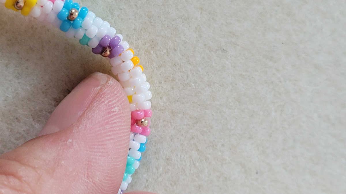 Bracelet jonc fleurs marguerites en tissage peyote pair de rocailles Miyuki : Etape 6 Bracelet jonc fleurs marguerites en tissage peyote pair de rocailles Miyuki : Etape 6