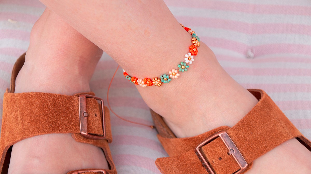 Schéma DIY Bracelet de cheville avec des fleurs en perles de rocailles