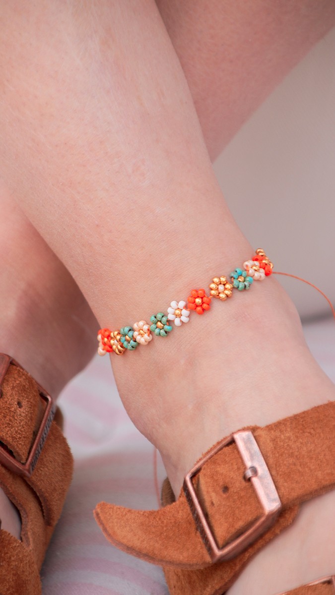 Schéma DIY Bracelet de cheville avec des fleurs en perles de rocailles