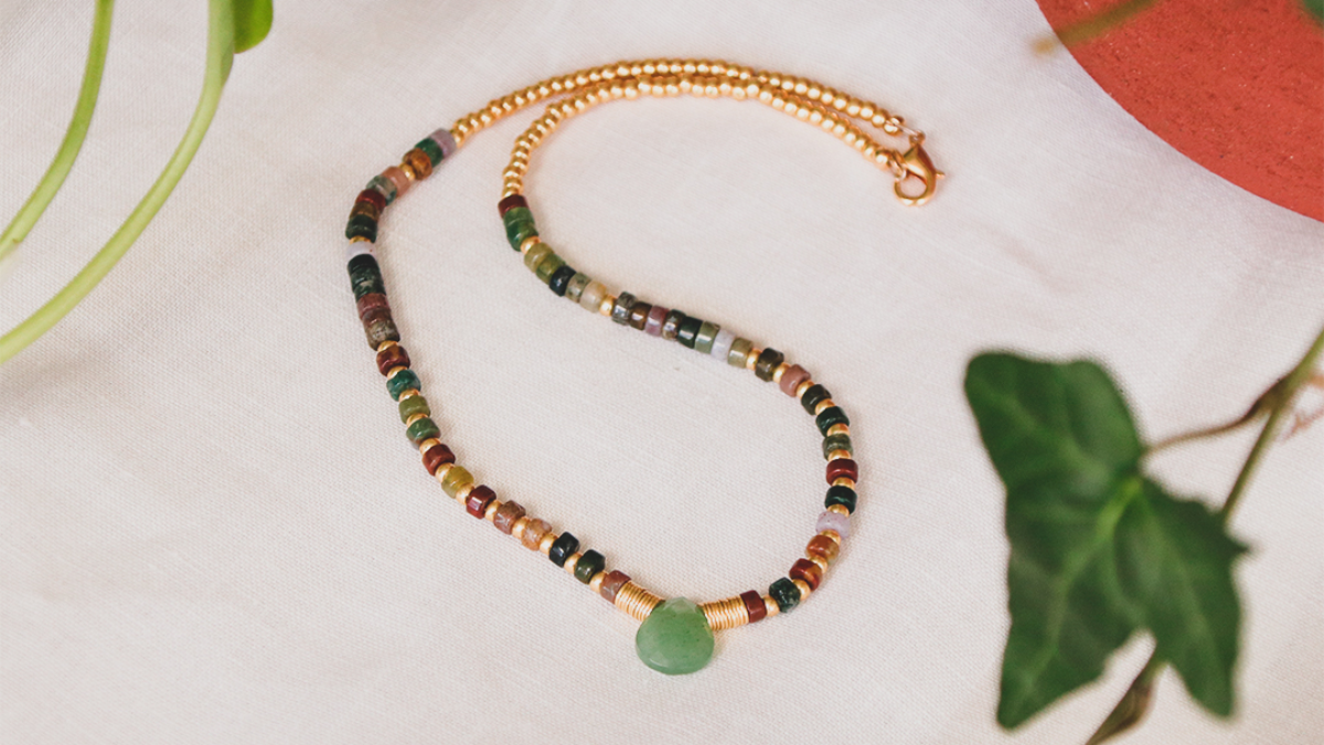 Collier tendance en pierres gemmes Agate teintée, perles Miyuki et briolette facettée Aventurine Collier tendance en pierres gemmes Agate teintée, perles Miyuki et briolette facettée Aventurine