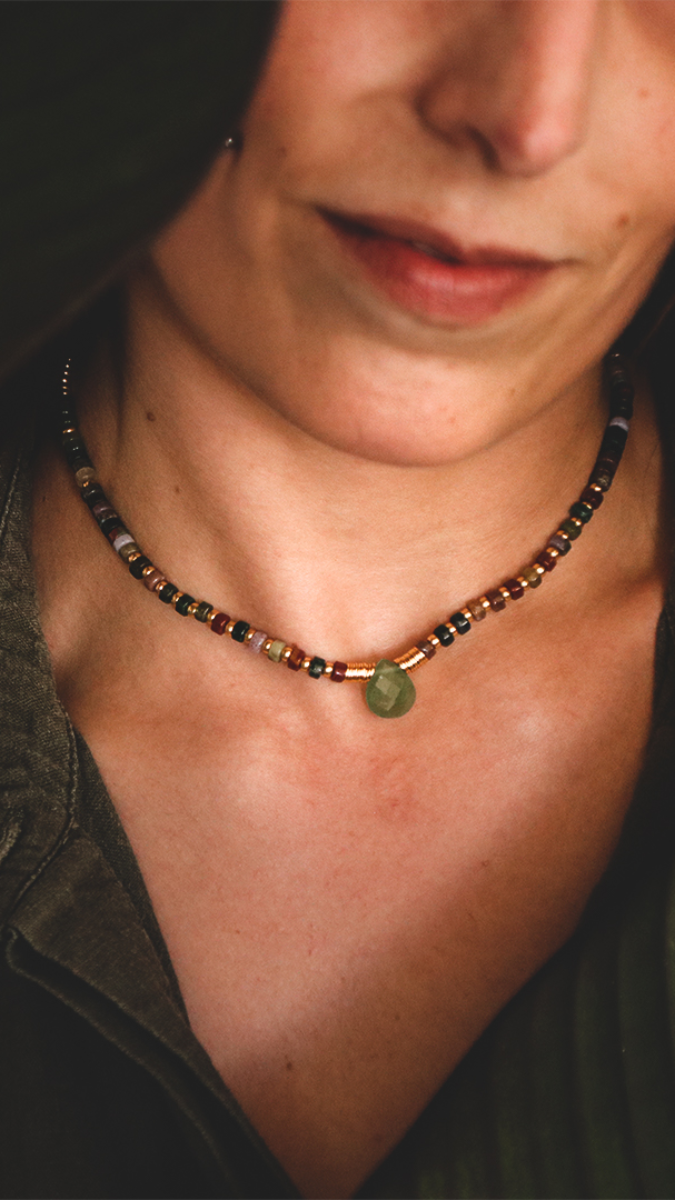 Schéma Collier tendance en pierres gemmes Agate teintée, perles Miyuki et briolette facettée Aventurine