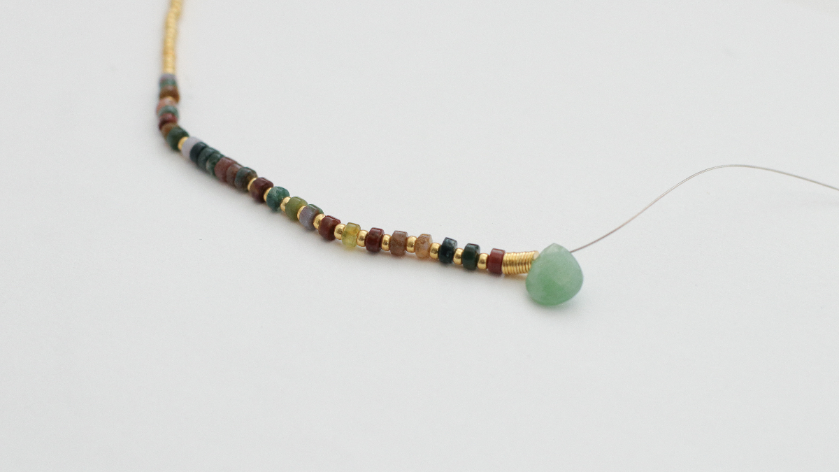 Collier tendance en pierres gemmes Agate teintée, perles Miyuki et briolette facettée Aventurine : Etape 4