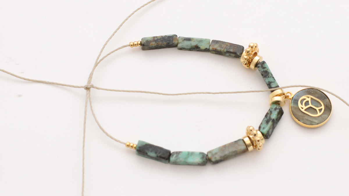 Tutoriel bracelets réglables avec perles en labradorite et turquoise africaine : Etape 2 Tutoriel bracelets réglables avec perles en labradorite et turquoise africaine : Etape 2