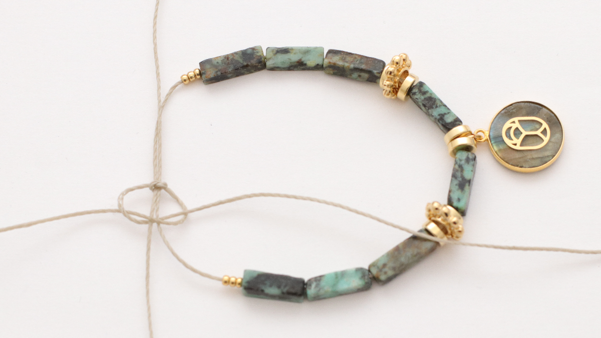 Tutoriel bracelets réglables avec perles en labradorite et turquoise africaine : Etape 3 Tutoriel bracelets réglables avec perles en labradorite et turquoise africaine : Etape 3