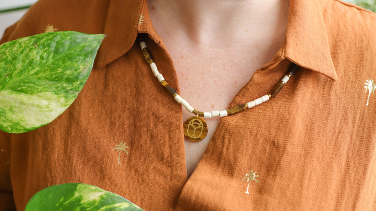 Schéma DIY Collier en perles Oeil de Tigre et breloque scarabée Schéma DIY Collier en perles Oeil de Tigre et breloque scarabée