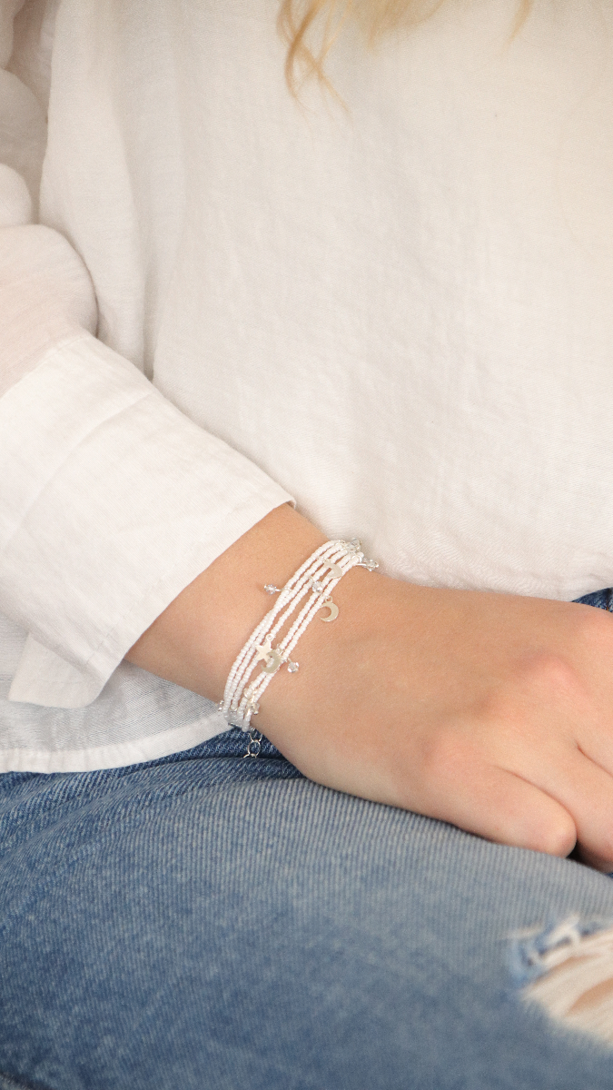 Schéma Bracelet Multirangs en rocailles breloques lunes et étoiles Schéma Bracelet Multirangs en rocailles breloques lunes et étoiles