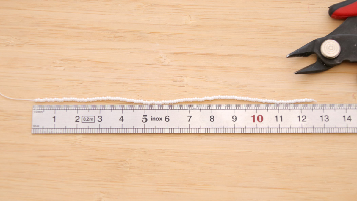 Bracelet Multirangs en rocailles breloques lunes et étoiles : Etape 1 Bracelet Multirangs en rocailles breloques lunes et étoiles : Etape 1