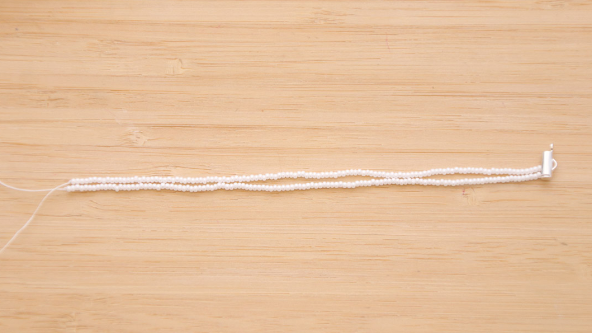 Bracelet Multirangs en rocailles breloques lunes et étoiles : Etape 3 Bracelet Multirangs en rocailles breloques lunes et étoiles : Etape 3