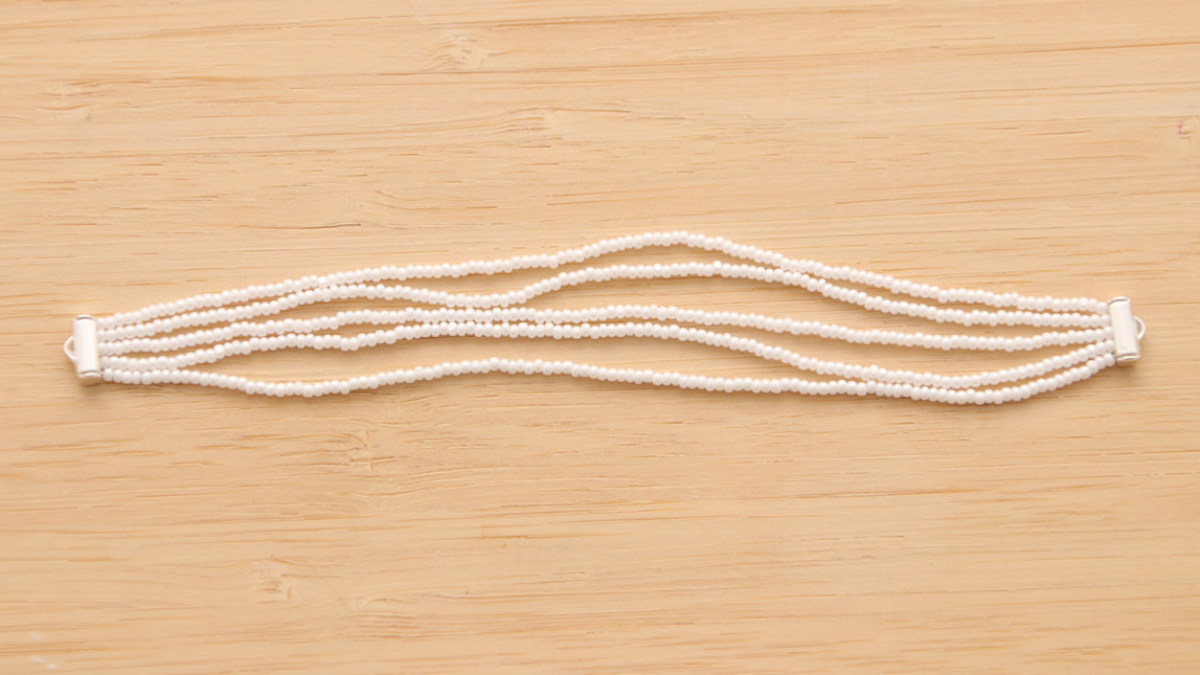 Bracelet Multirangs en rocailles breloques lunes et étoiles : Etape 4 Bracelet Multirangs en rocailles breloques lunes et étoiles : Etape 4