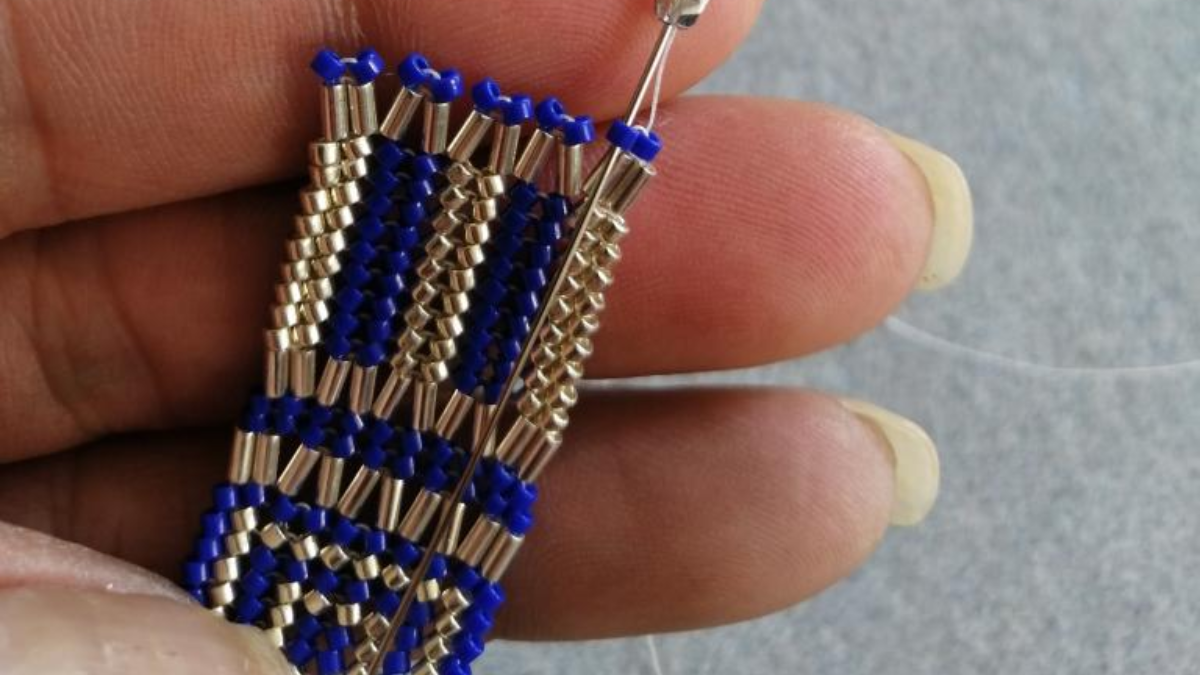 DIY Bracelet en tissage herringbone et brickstitch de perles bugles et Delica Miyuki 11/0 : Etape 3