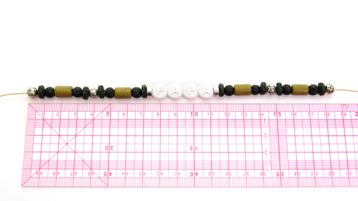 Bracelet perles alphabet PAPA pour la fête des pères noeud ajustable : Etape 1 Bracelet perles alphabet PAPA pour la fête des pères noeud ajustable : Etape 1