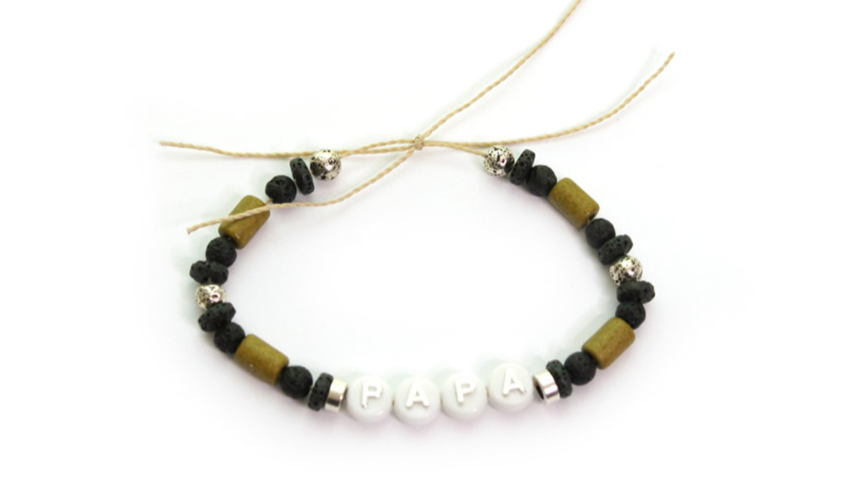 Bracelet perles alphabet PAPA pour la fête des pères noeud ajustable : Etape 2 Bracelet perles alphabet PAPA pour la fête des pères noeud ajustable : Etape 2