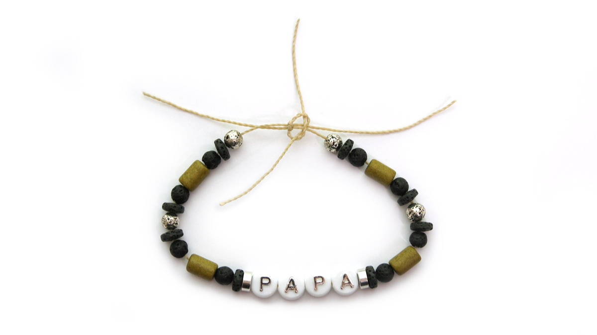 Bracelet perles alphabet PAPA pour la fête des pères noeud ajustable : Etape 3 Bracelet perles alphabet PAPA pour la fête des pères noeud ajustable : Etape 3