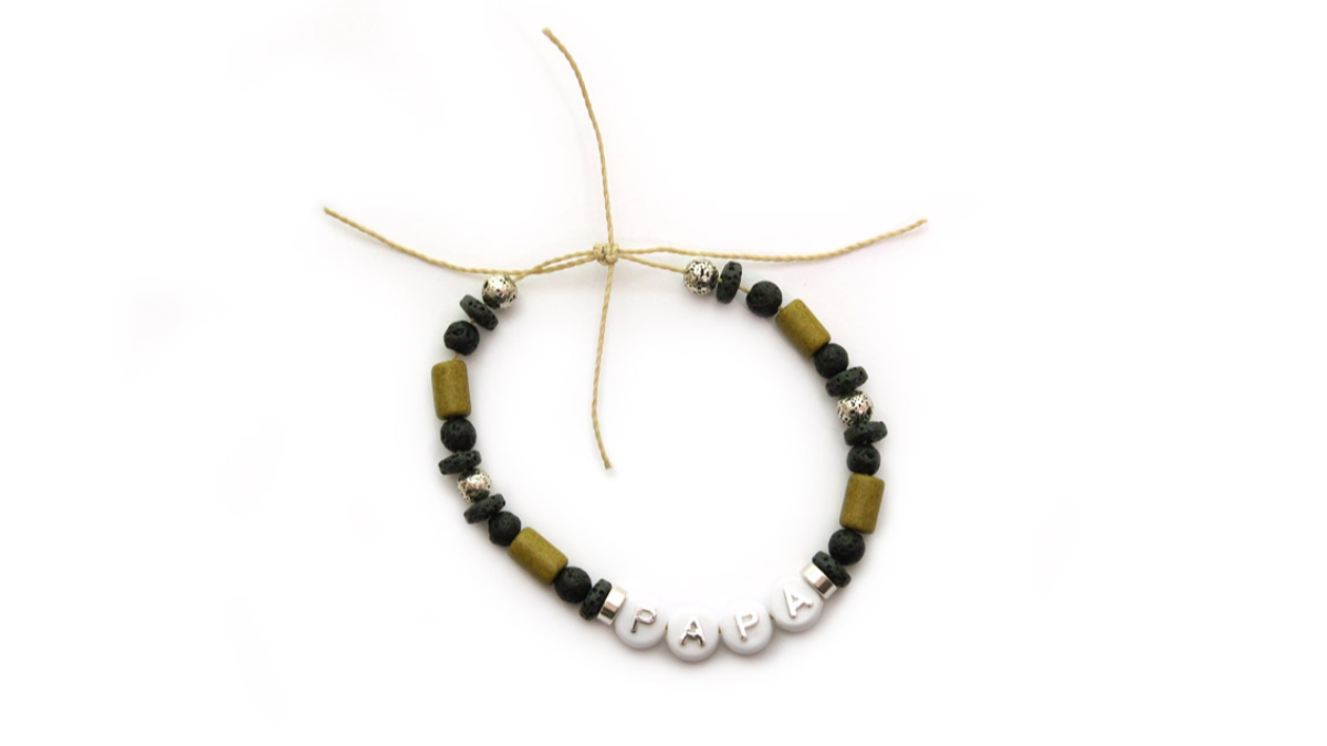 Bracelet perles alphabet PAPA pour la fête des pères noeud ajustable : Etape 4 Bracelet perles alphabet PAPA pour la fête des pères noeud ajustable : Etape 4