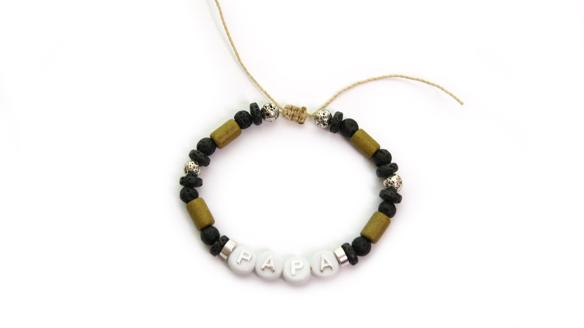 Bracelet perles alphabet PAPA pour la fête des pères noeud ajustable : Etape 5 Bracelet perles alphabet PAPA pour la fête des pères noeud ajustable : Etape 5