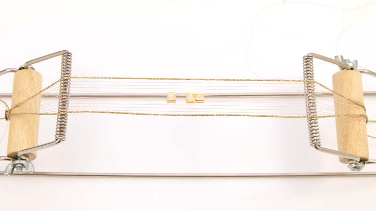 Grille de tissage Bracelet Miyuki Delicas 10 sur métier à tisser avec incrustation de strass : Etape 2