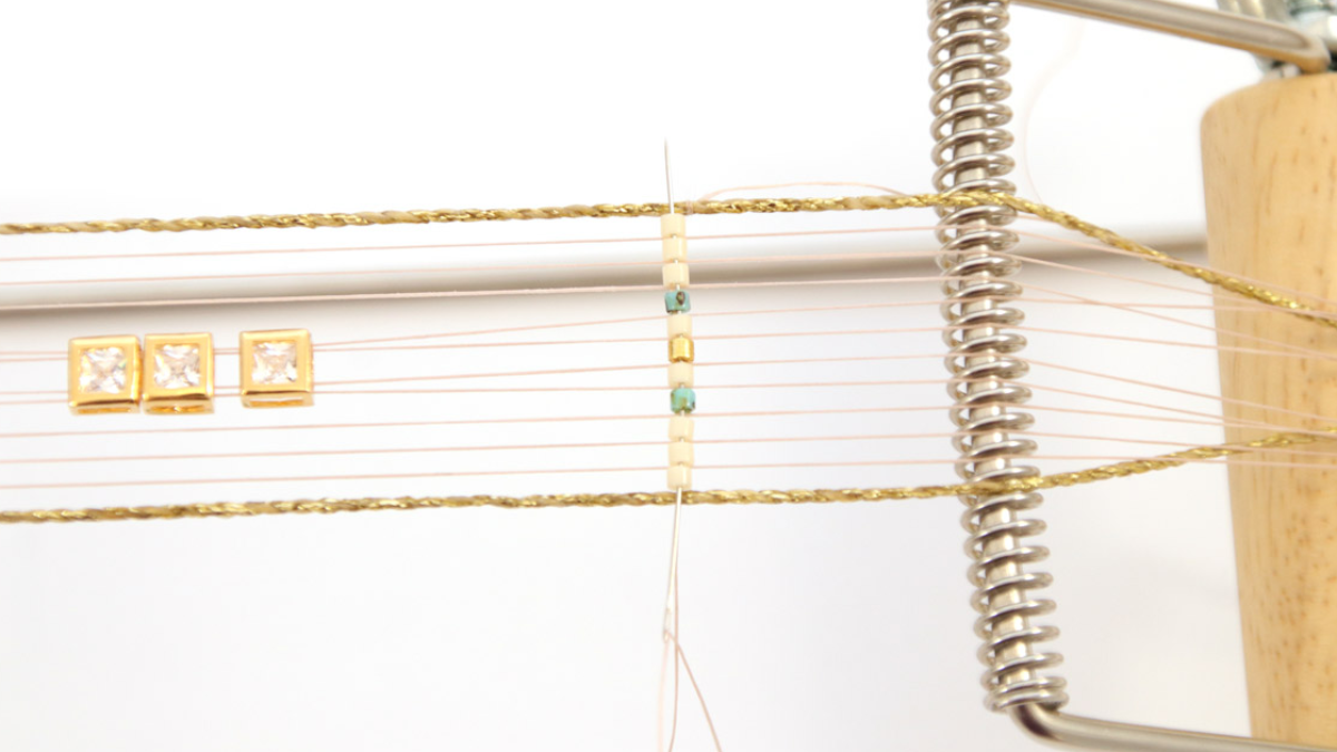 Grille de tissage Bracelet Miyuki Delicas 10 sur métier à tisser avec incrustation de strass : Etape 3