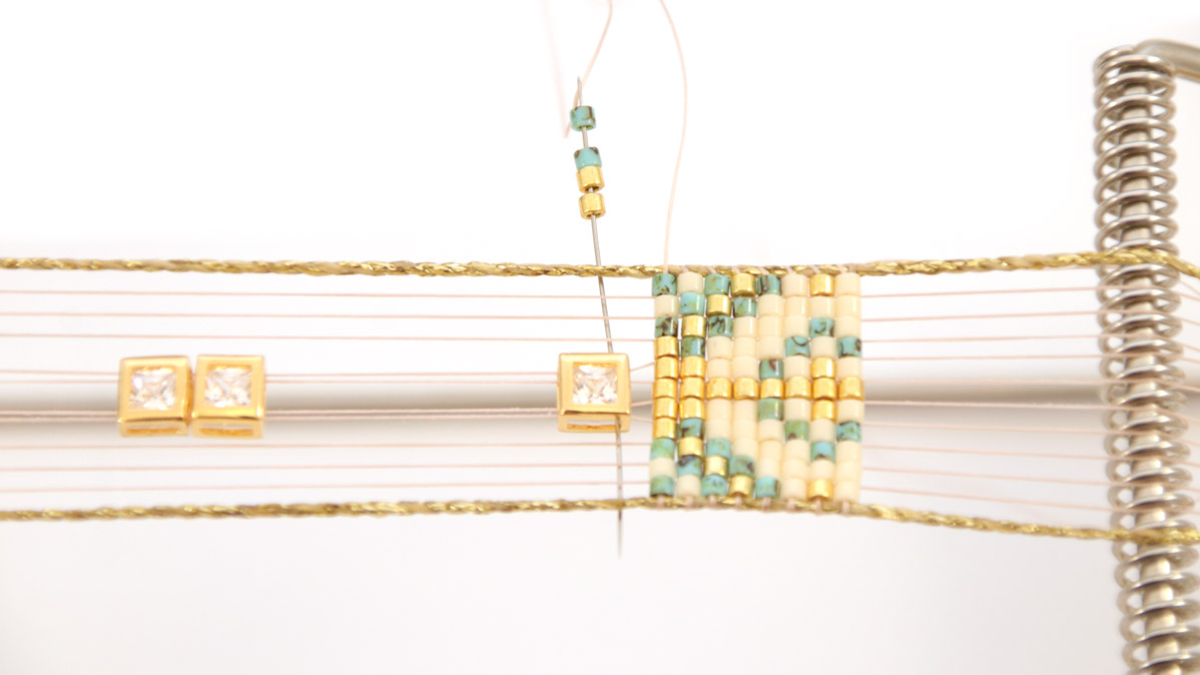 Grille de tissage Bracelet Miyuki Delicas 10 sur métier à tisser avec incrustation de strass : Etape 4