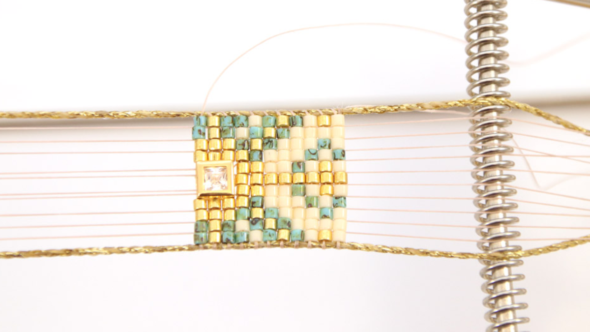 Grille de tissage Bracelet Miyuki Delicas 10 sur métier à tisser avec incrustation de strass : Etape 6