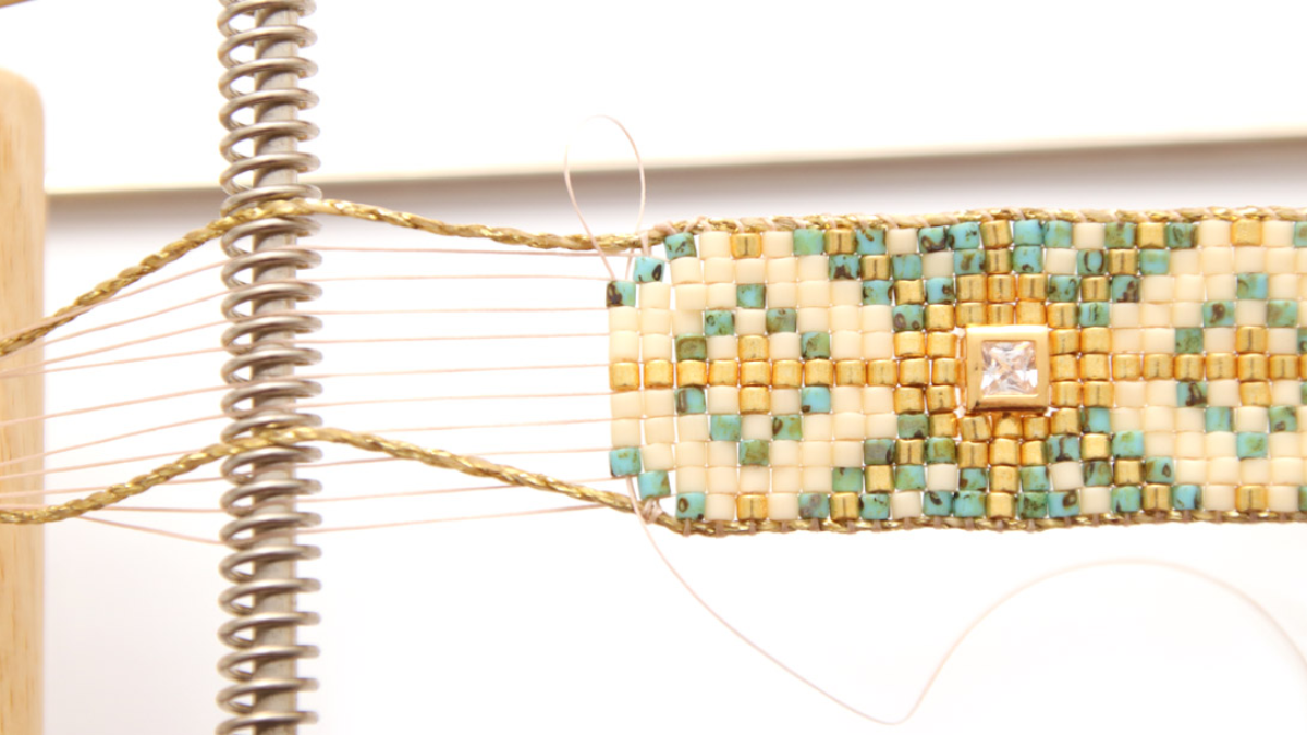 Grille de tissage Bracelet Miyuki Delicas 10 sur métier à tisser avec incrustation de strass : Etape 9