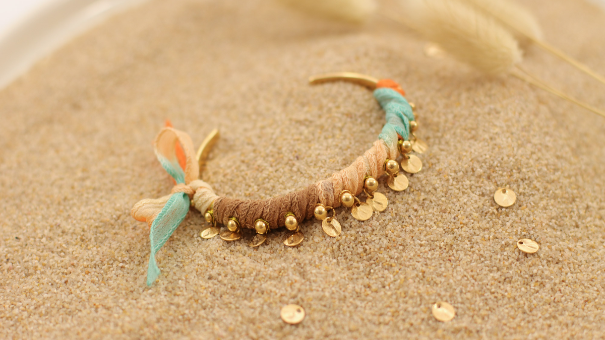 Schéma DIY Bracelet Jonc doré style Boho avec ruban de soie tie and dye Schéma DIY Bracelet Jonc doré style Boho avec ruban de soie tie and dye