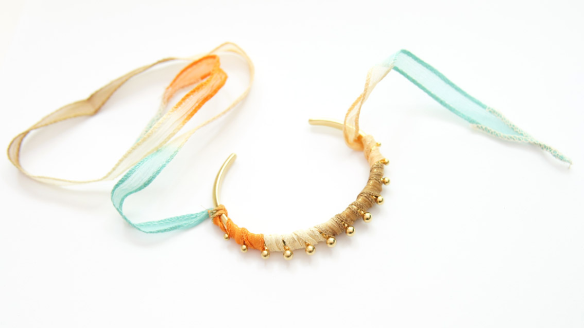 DIY Bracelet Jonc doré style Boho avec ruban de soie tie and dye : Etape 2 DIY Bracelet Jonc doré style Boho avec ruban de soie tie and dye : Etape 2
