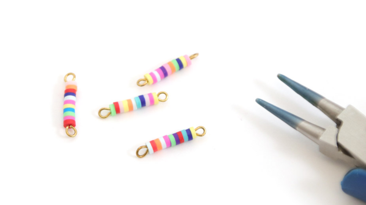 Collier pampilles dorées avec rondelles heishi multicolores : Etape 3 Collier pampilles dorées avec rondelles heishi multicolores : Etape 3