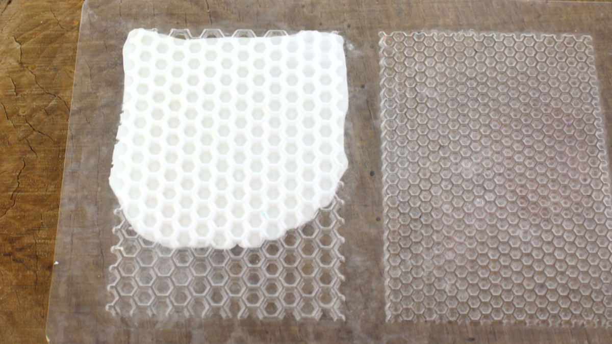 Boucles d'oreilles nid d'abeilles avec de la Fimo liquide : Etape 1 Boucles d'oreilles nid d'abeilles avec de la Fimo liquide : Etape 1