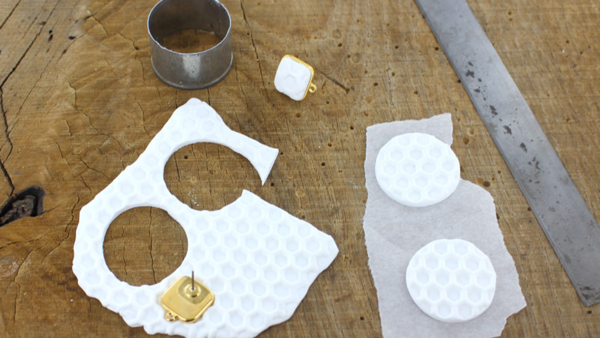 Boucles d'oreilles nid d'abeilles avec de la Fimo liquide : Etape 2 Boucles d'oreilles nid d'abeilles avec de la Fimo liquide : Etape 2